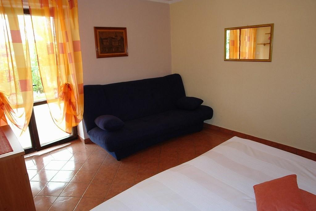 2 Bedroom Amazing Apartment In Crikvenica Habitación foto