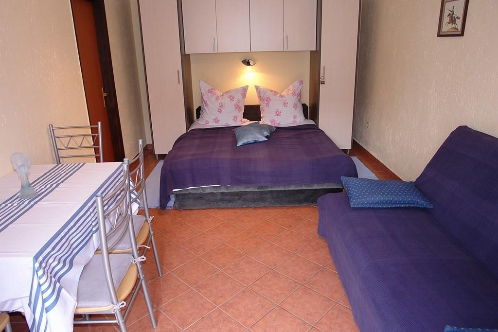 2 Bedroom Amazing Apartment In Crikvenica Habitación foto
