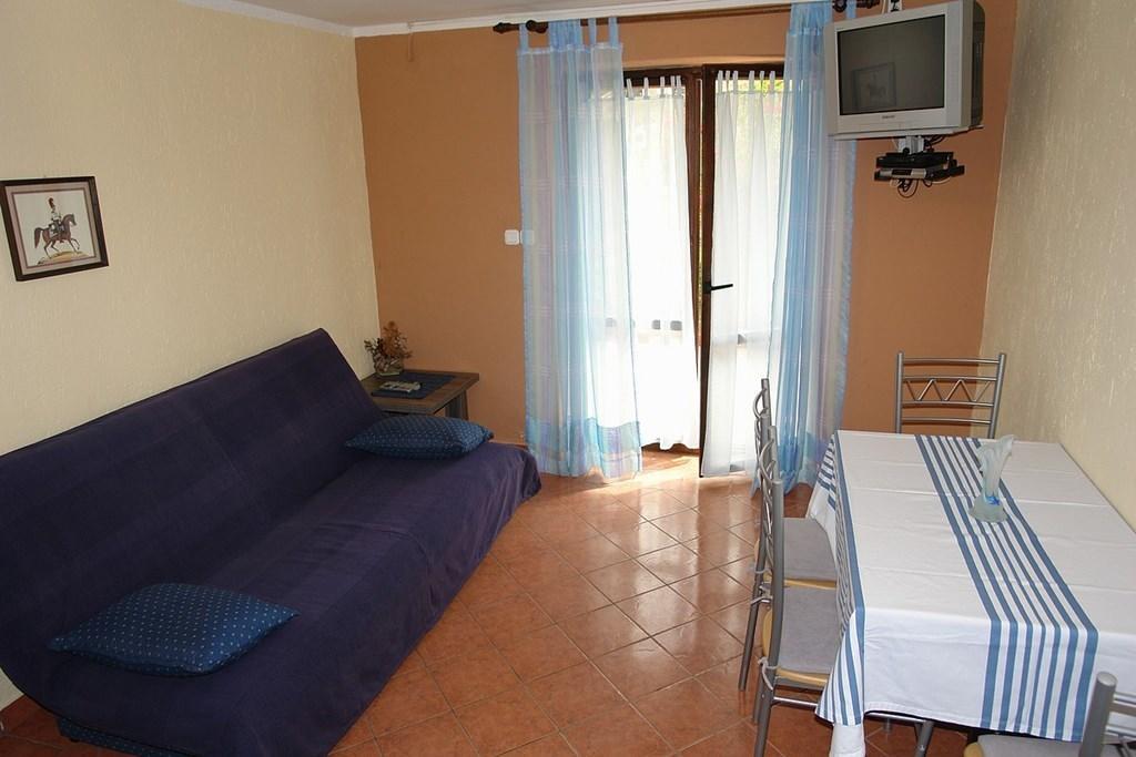2 Bedroom Amazing Apartment In Crikvenica Habitación foto